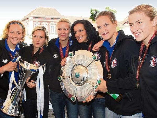 So wie damals. Turbine Potsdam mit Anna Felicitas Sarholz (links) und Viola Odebrecht (Dritte von links) gewannen 2010 die Meisterschaft und die Champions League.