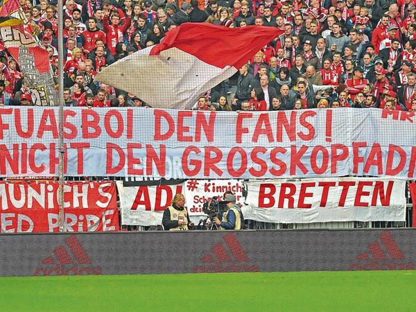 Wem gehört der Fußball? Die Fans des FC Bayern München haben dazu eine klare wie dialektgefärbte Meinung.