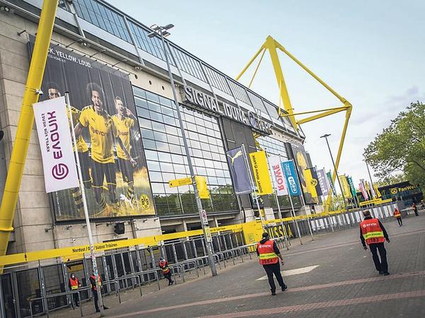 Die Eingänge vor dem Dortmunder Stadion sind verschlossen.