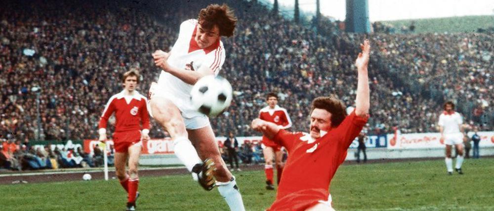 Dieter Müller feierte die größten Erfolge seiner Karriere mit dem 1. FC Köln. Mit dem Klub wurde der Nationalstürmer 1977 gegen Hertha BSC und 1978 Pokalsieger – damals im Endspiel gegen Düsseldorf (im Bild Müller links, rechts Fortunas Gerd Zimmermann). Im selben Jahr wurde Köln auch Deutscher Meister.