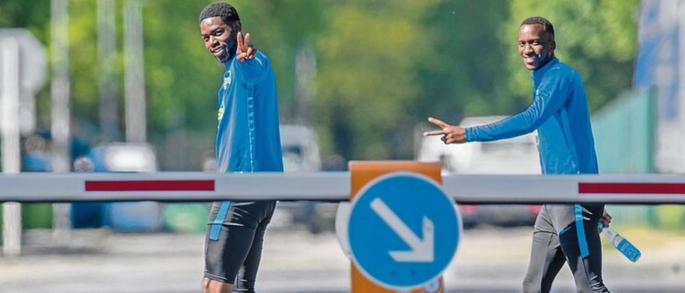 Hertha Road. Jordan Torunarigha (links) und Dodi Lukebakio auf dem Weg zum Trainingsplatz. 