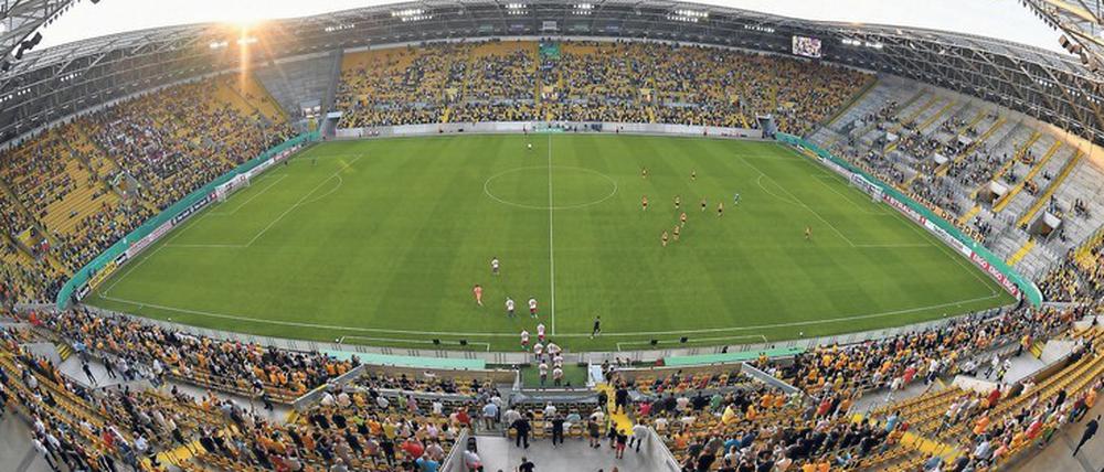 Einiges los. So viele Fans wie zuletzt in Dresden sind nicht mehr erlaubt. Foto: dpa