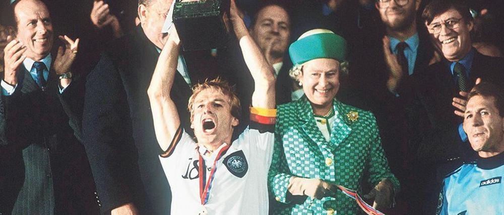 Die Queen ist hochentzückt, als Jürgen Klinsmann den EM-Pokal in die Höhe streckt.