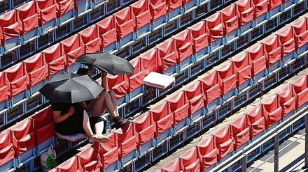Schirme helfen beim Berliner Turnier gegen die pralle Sonne auf der Anlage des LTTC Rot-Weiß an der Hundekehle.