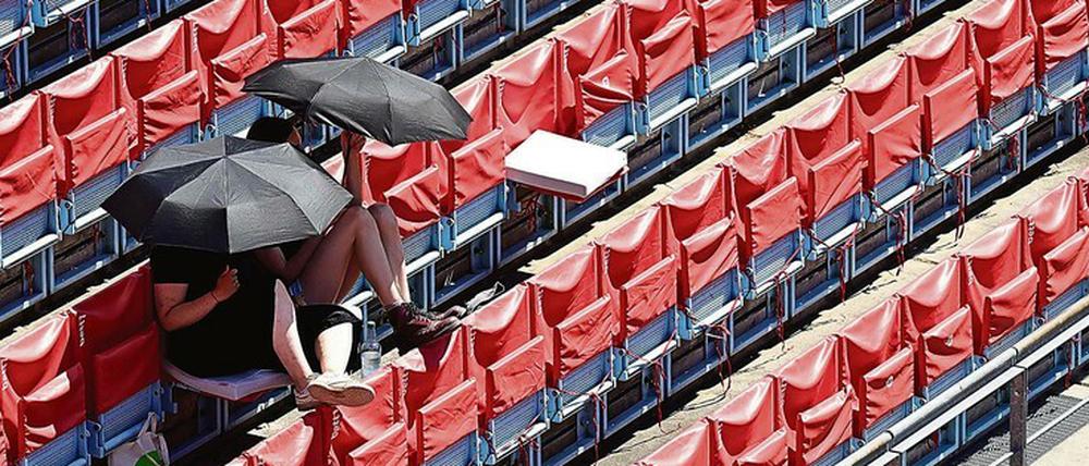Schirme helfen beim Berliner Turnier gegen die pralle Sonne auf der Anlage des LTTC Rot-Weiß an der Hundekehle.