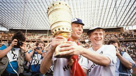Sein Tor, sein Tag. Lajos Détári (rechts) mit Karl-Heinz Körbel nach dem Triumph mit Eintracht Frankfurt. Détári hatte im Finale 1988 das entscheidende 1:0 gegen den VfL Bochum erzielt.