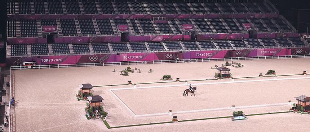Gar nichts los hier. Im Baji Koen Equestrian Park wurde das Stadion am historischen Standort von 1964 neu aufgebaut. Die Athleten sind begeistert von der Arena, aber auch traurig, dass sie vor leeren Rängen reiten müssen.