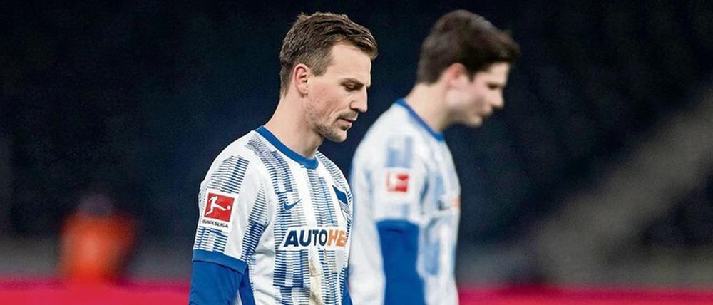 Blick nach unten. Für Vladimir Darida (l.), Jurgen Ekkelenkamp und Hertha BSC hat sich die Situation in der Tabelle durch das 1:3 gegen Köln wieder zugespitzt.