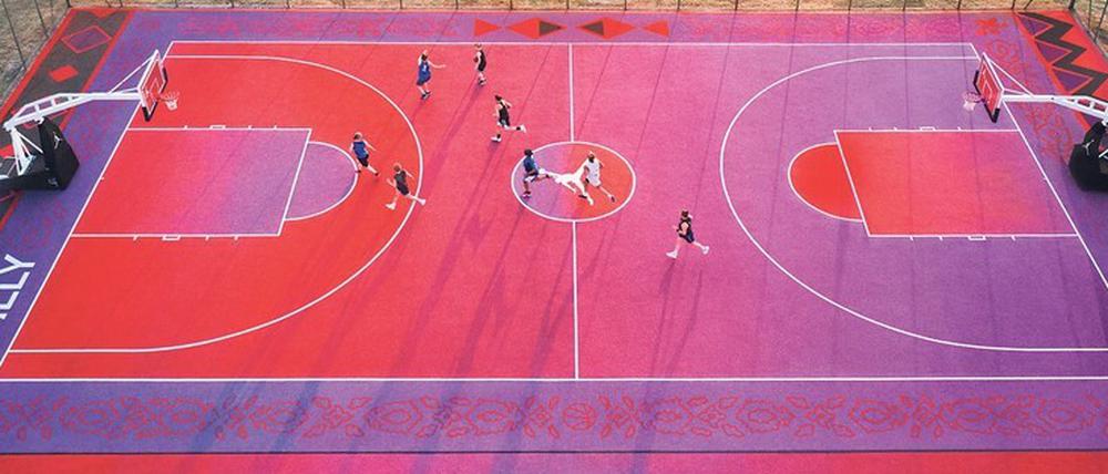 Der neue Basketballcourt ist schrill und bunt. Und damit wie gemacht für das Tempelhofer Feld.