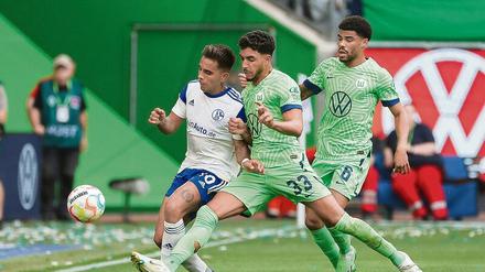 Nicht nur Rodrigo Salazar (li., gegen Wolfsburgs Omar Marmoush) hat bei Schalke 04 noch Probleme, das Bundesliga-Tempo dauerhaft mitzugehen.