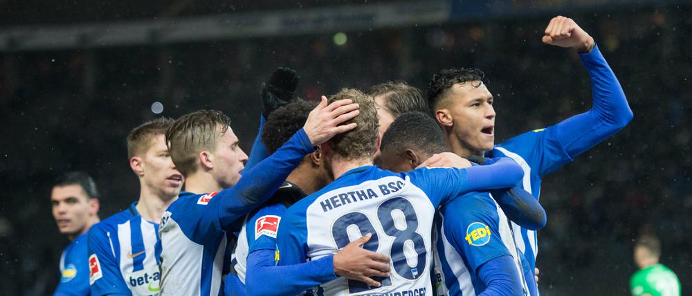 Blau-Weiß glücklich. Die Spieler von Hertha feiern ihren Torschützen Salomon Kalou (2.v.r.) nach seinem Treffer zum 2:0.