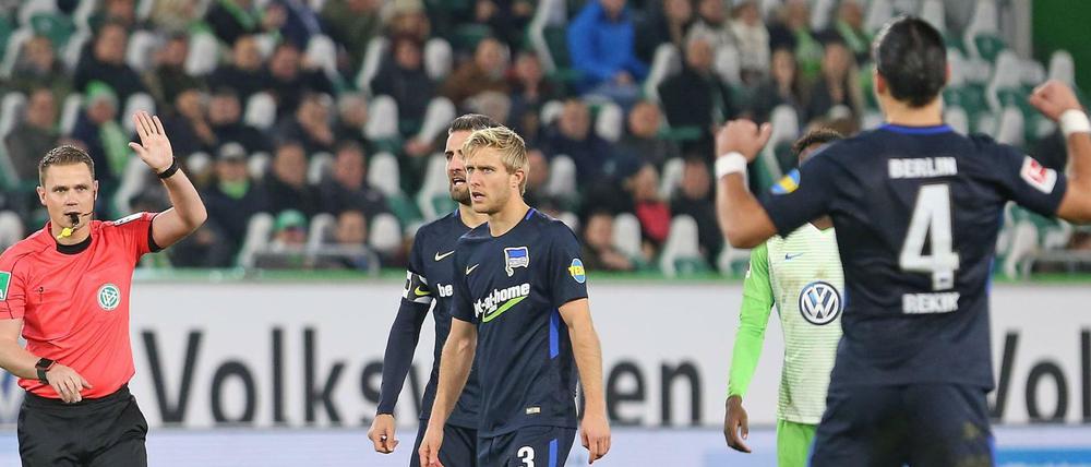 Fertig machen zum Jubeln. Schiedsrichter Robert Kampka nimmt ein Tor der Wolfsburger zurück, die Spieler von Hertha BSC registrieren es mit Wohlwollen. 
