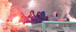 Beim Derby brannten Hertha- und Union-Anhänger Bengalos ab.