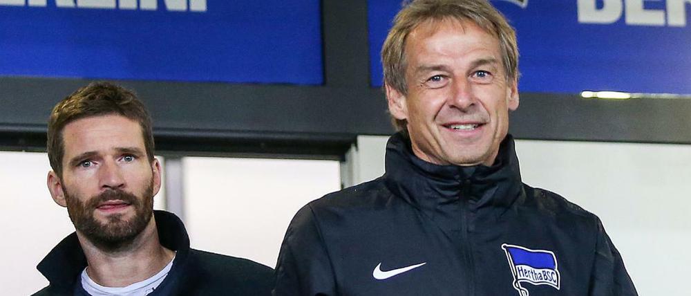 Das erste Training: Performance Manager Arne Friedrich an der Seite von Trainer Jürgen Klinsmann.