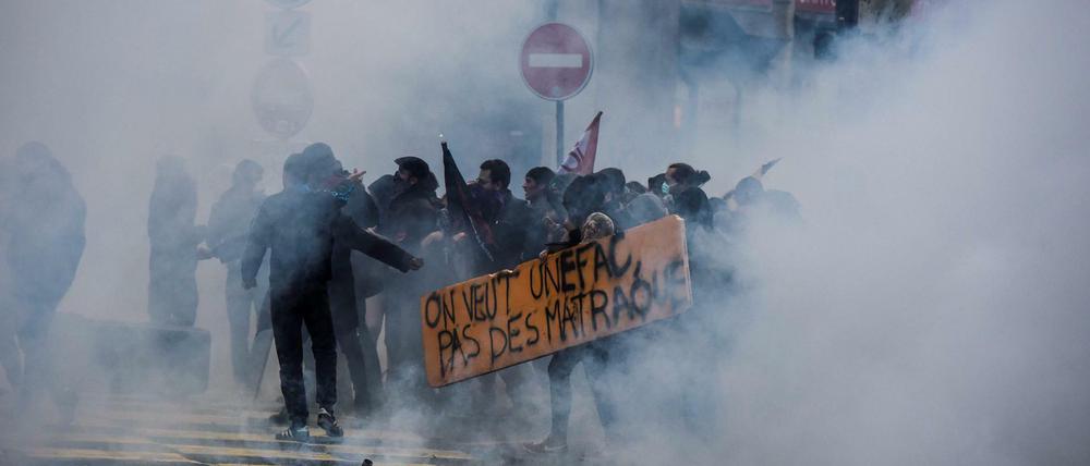 Die Demonstrationen haben in Frankreich auch Einfluss auf den Spieltag der Fußballer.