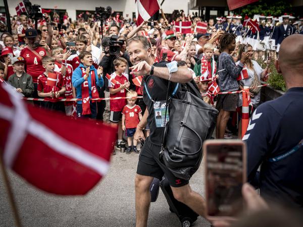 Die dänischen Fans verabschieden die Mannschaft von Trainer Kasper Hjulmand vor der Abreise nach England. 