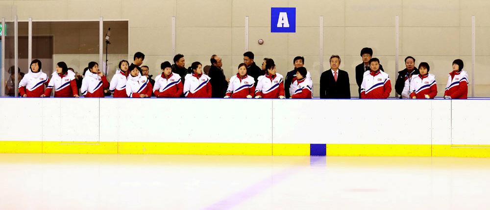 Alles schön hier. Nordkoreas Spielerinnen (und viele Herren in Anzügen) inspizieren die Halle in Gangneung.