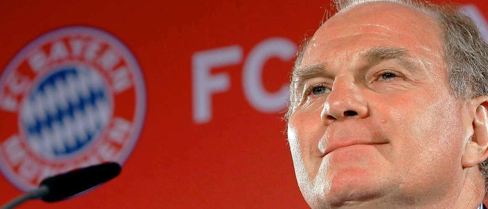 Bayern-Präsident Uli Hoeneß ist nach dem schwachen Auftritt gegen den FC Arsenal wütend auf die Mannschaft.