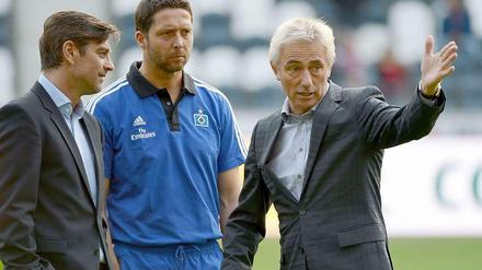 Blick nach vorn: Bert van Marwijk (r.) unterhält sich vor seinem ersten Spiel als HSV-Trainer mit Co-Trainer Roel Coumans (m.) und HSV-Sportdirektor Oliver Kreuzer (l.)
