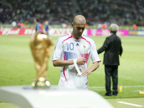 Der letzte Vorhang. Zinedine Zidane verlässt die Fußballbühne nach seiner Roten Karte im WM-Finale 2006.