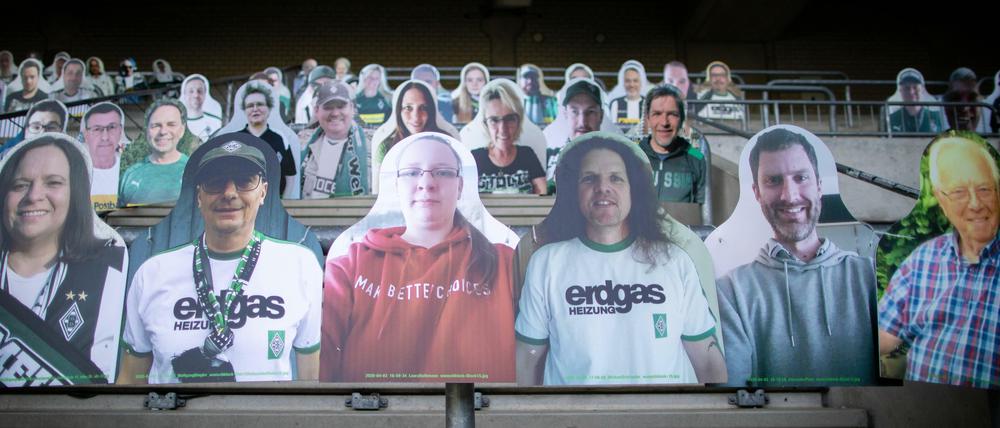 Pappkameraden: In Mönchengladbach konnten Fans Fotoaufsteller ins Stadion beordern.