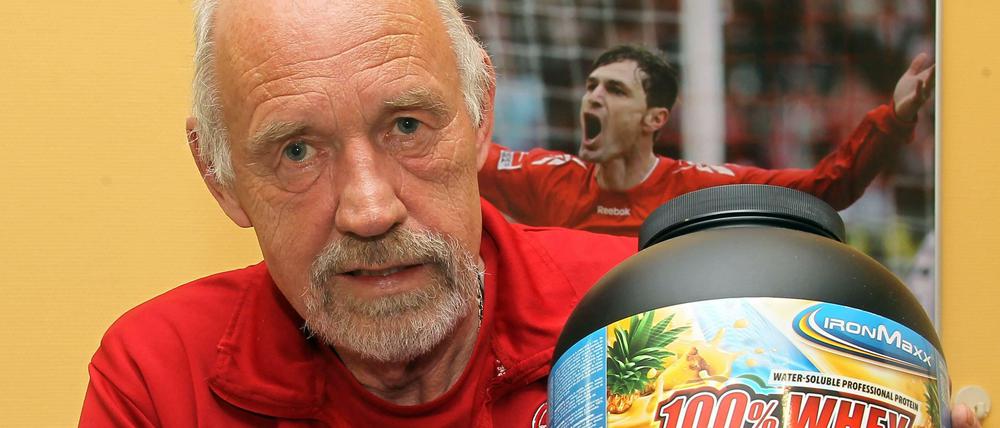 Dieter Trzolek, Physiotherapeut beim 1. FC Köln, zeigt die proteinreiche Sportlernahrung seiner Spieler. 