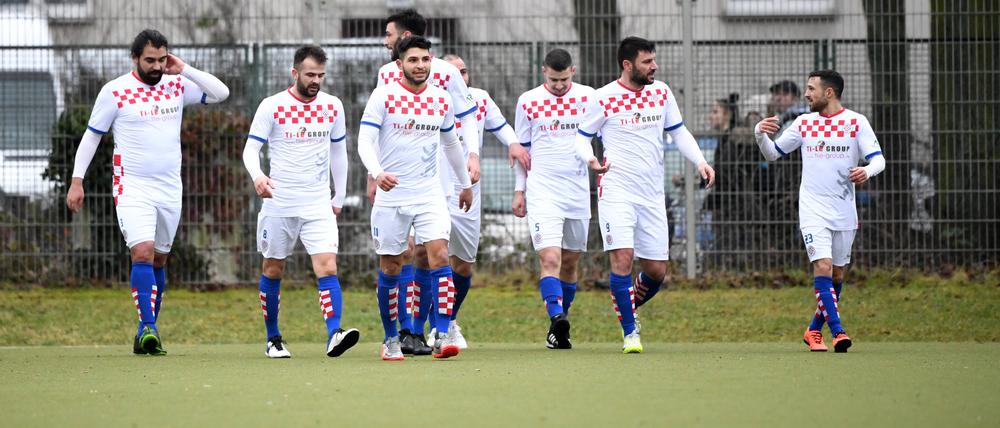 Die Spieler von SD Croatia fiebern beim WM-Halbfinale von Kroatien mit.
