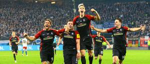 Ausgelassen feierten der SC Freiburg den Sieg gegen den HSV und den Einzug ins Finale.