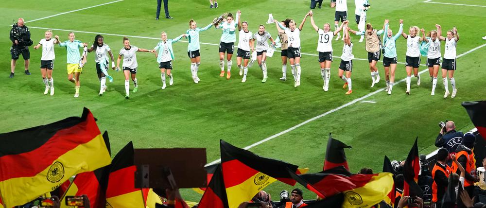 Im ausverkauften Wembley-Stadion werden die deutschen Fans in der deutlichen Unterzahl sein.