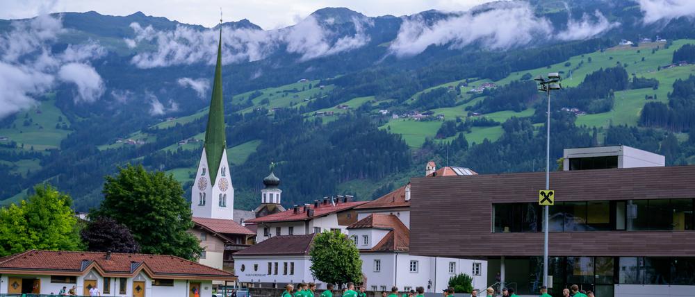Zahlreiche Fußballvereine halten ihre Trainingslager mittlerweile in den österreichischen Alpen ab. Davon hat sich der Autor inspirieren lassen.
