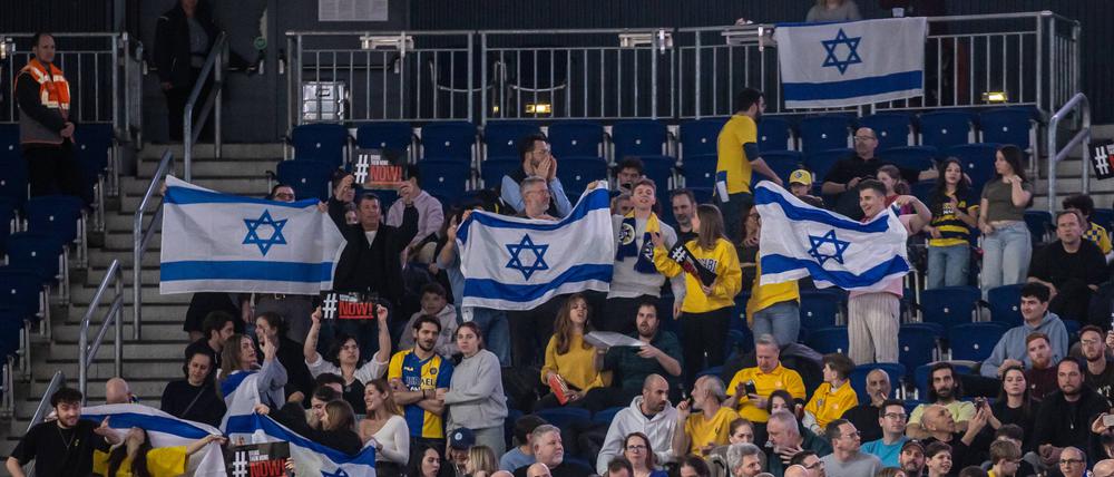 Wie schon in den vergangenen Jahren waren wieder viele Maccabi-Fans in der MB Arena und unterstützten ihr Team lautstark.