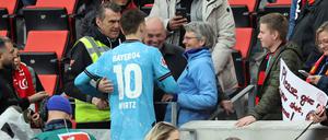 Florian Wirtz unterhält sich nach dem Sieg in Freiburg mit seinen Eltern.