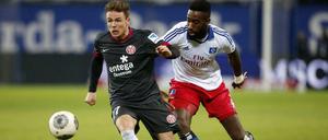 Wunschspieler: Nicolai Müller von Mainz 05 (li.) könnte bald Teamkollege von HSV-Verteidiger Johan Djourou werden.
