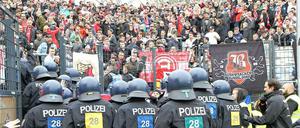 Ärger bei Fortuna: Die Frankfurter Polizei stürmt den Auswärts-Fanblock im Stadion des FSV Frankfurt beim Spiel gegen Fortuna Düsseldorf.