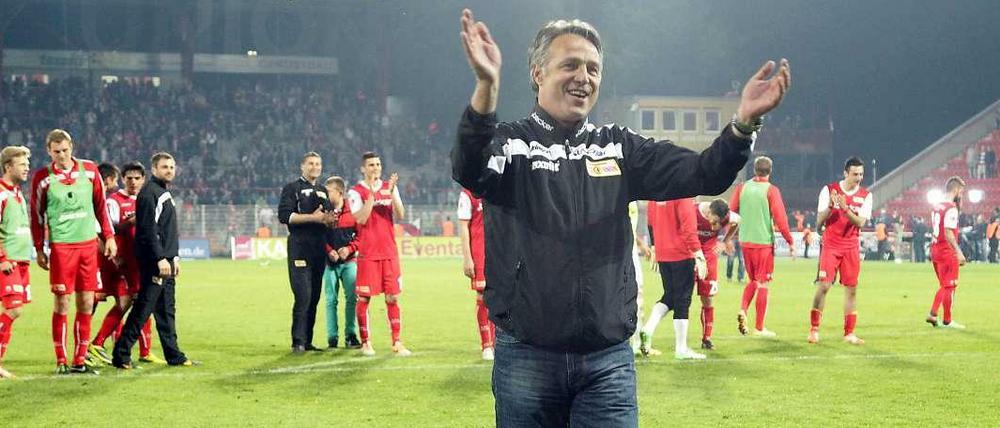 Applaus, Applaus. Trainer Uwe Neuhaus feiert die Fans des 1. FC Union. Vielleicht ist es auch umgekehrt.