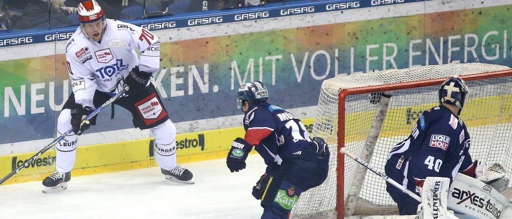 Die Eisbären Berlin verlieren gegen Schwenningen ihr drittes Heimspiel in Serie.