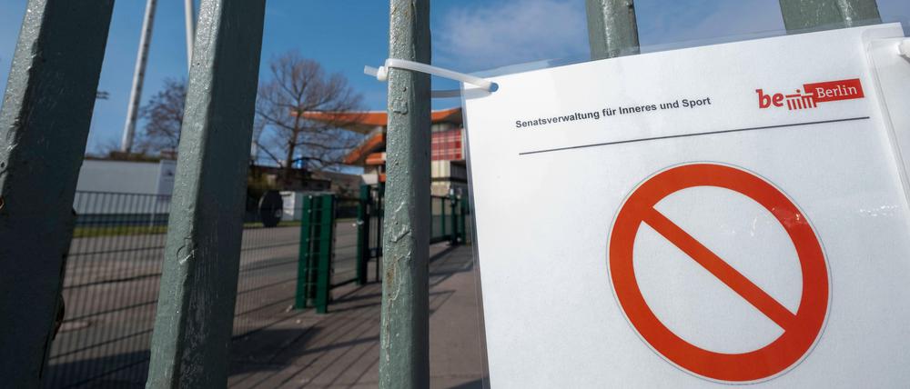 Betreten verboten. Noch sind die Sportanlagen in Berlin nicht geöffnet – das könnte sich im Mai ändern.