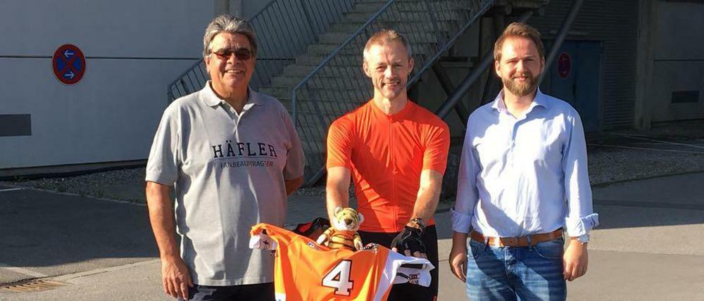 Carsten Buchhauser (52), Vorstandsmitglied des Volleys-Fanclubs „7. Mann", vor dem Start seiner Tour mit Vertretern des VfB Friedrichshafen. 