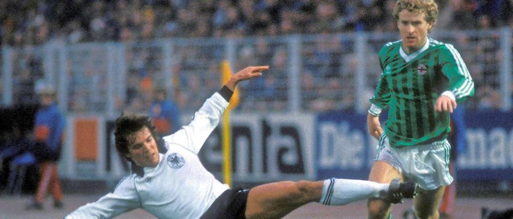 Schlecht gelaufen. Lothar Matthäus (li.) und Ian Stewart 1983 beim Spiel in Hamburg. Nordirland siegte 1:0 - wie im Hinspiel 1982, da hatte Stewart das 1:0 geschossen.