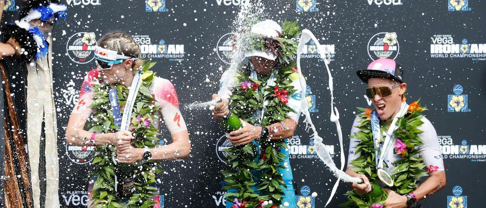 Ironman-WM auf Hawaii: Lucy Charles Barclay (l-r) aus England, Anne Haug aus Deutschland und Sarah Crowley aus Australien feiern auf dem Podest.