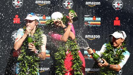 In guter Gesellschaft: WM-Drittplatzierte Anne Haug duscht Ironman-Weltmeisterin Daniela Ryf und Zweitplatzierte Lucy Charles mit Champagner.