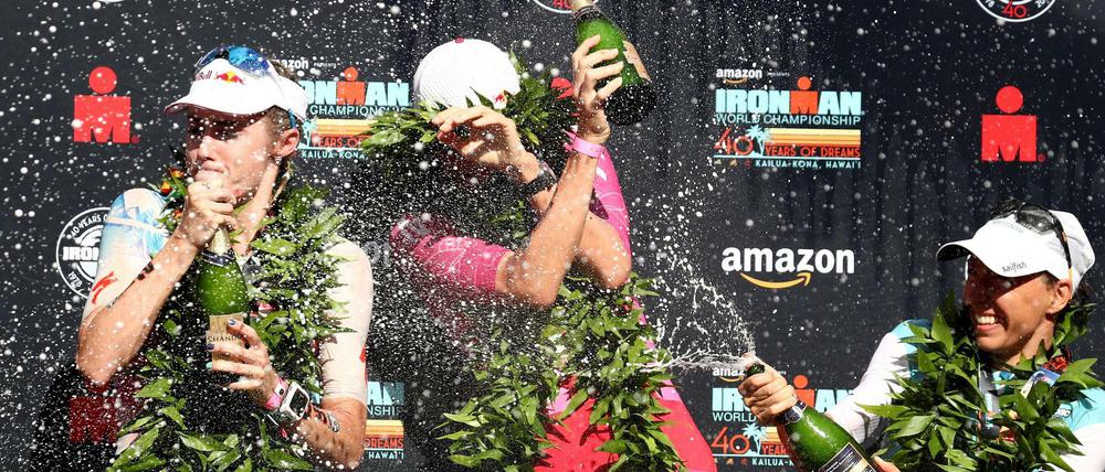 In guter Gesellschaft: WM-Drittplatzierte Anne Haug duscht Ironman-Weltmeisterin Daniela Ryf und Zweitplatzierte Lucy Charles mit Champagner.