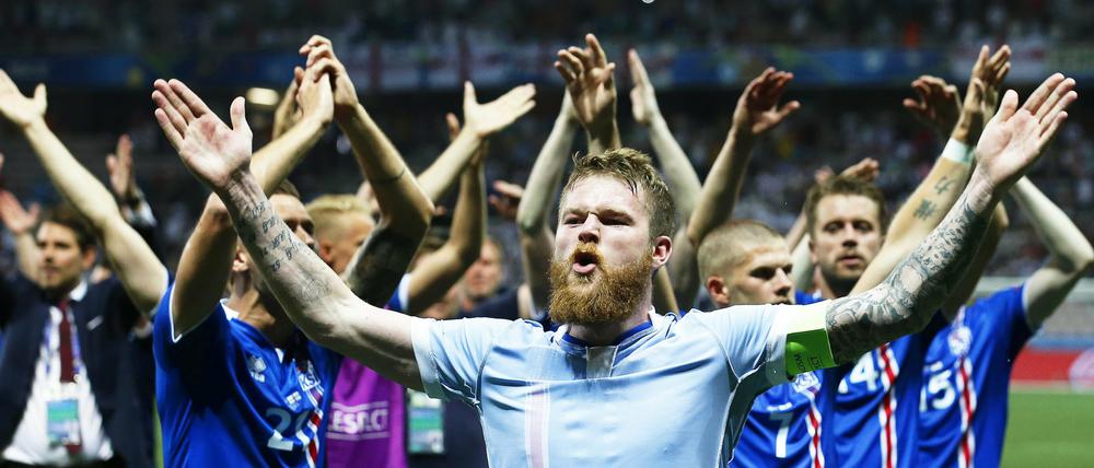 Große Sache. Islands Aron Gunnarsson (vorn) und seine Mannschaftskameraden jubeln nach dem 2:1-Sieg im Achtelfinale EM 2016 gegen England