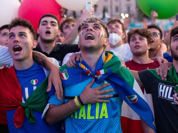 Fans in Rom auf der Piazza del Popolo.