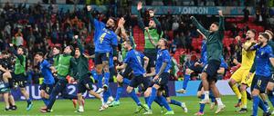 Die italienischen Spieler jubeln nach den gewonnenen Elfmeterschießen.