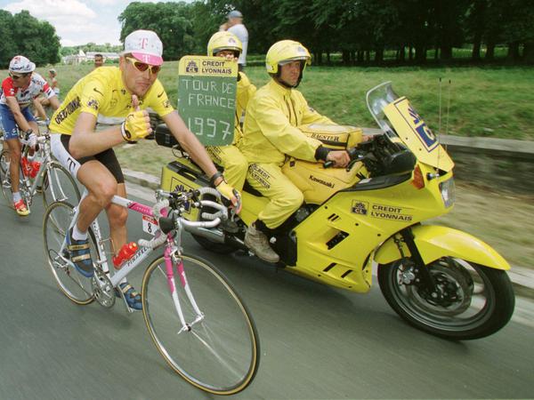 Damals noch im Sattel: 1997 fuhr Jan Ullrich bei der Tour de France im Gelben Trikot nach Paris.
