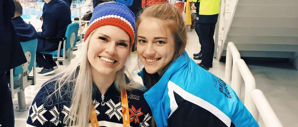Schöne Erinnerung. Hier sieht man Jana (rechts) mit Lena Schröder. Die Norwegerin spielte als einzigste Frau im Para-Eishockeyteam der Männer mit.