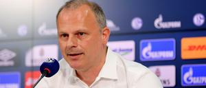 Heuchlerisch. Schalkes Sportvorstand Jochen Schneider kritisiert Paris St. Germain.