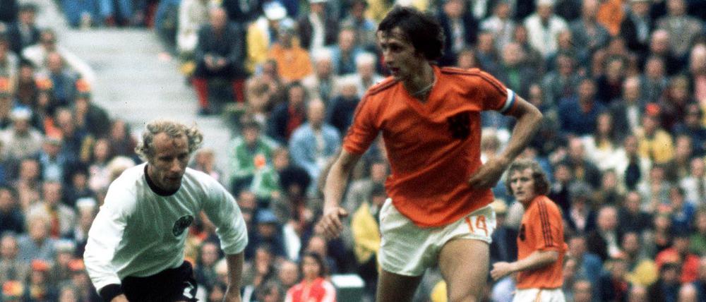 Das entscheidende Duell. Weil Berti Vogts (links) Johan Cruyff fast immer auf den Füßen stand, kam der Spielmacher der Holländer nicht wie üblich zur Entfaltung.