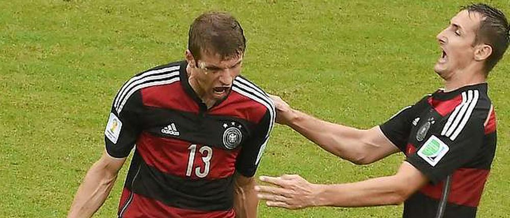 Thomas Müller schießt Deutschland zum Sieg, Miroslav Klose gratuliert.